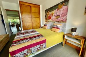 Vaiava Beach Carlton- Tahiti - beachfront luxury residence & pool - 4 pers客房内的一张或多张床位