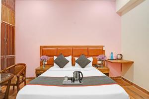Tempat tidur dalam kamar di OYO Flagship 74435 Hotel Sharma