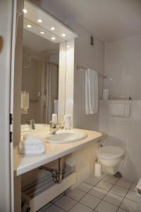 A bathroom at Landhotel Klingerhof