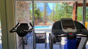 einen Fitnessraum mit zwei Geräten neben einem Fenster in der Unterkunft ⭐️ Luxury Mountain View Studio in Canmore ⭐️ in Canmore