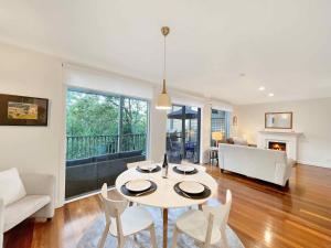 波高尔宾Villa Azille的一间带桌椅的餐厅和客厅