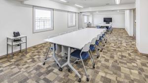 印西市にある東横INN印旛日本医大駅前の大きなテーブルと椅子のある会議室