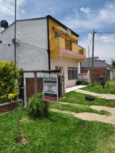 una casa con un cartel delante de ella en Las Achiras en San José