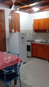 Virtuvė arba virtuvėlė apgyvendinimo įstaigoje Las Achiras
