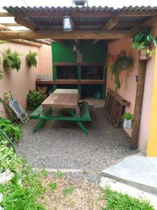un patio con mesa de picnic y banco en Las Achiras en San José