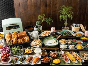 une table garnie de nombreux types d'aliments différents dans l'établissement the b ikebukuro, à Tokyo