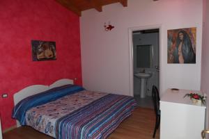 1 dormitorio con cama y lavamanos en Villa Monti Lepini, en Segni