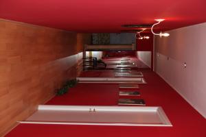 un lungo corridoio con tappeto rosso e una fila di scale di Villa Monti Lepini a Segni