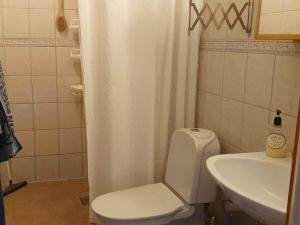 uma casa de banho com um WC branco e um lavatório. em Holiday home VÄSTRA FRÖLUNDA em Gotemburgo