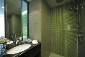 Ένα μπάνιο στο Cosmo Hotel Hong Kong