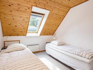 2 camas en una habitación con techo de madera en Holiday home Ærøskøbing XI, en Ærøskøbing