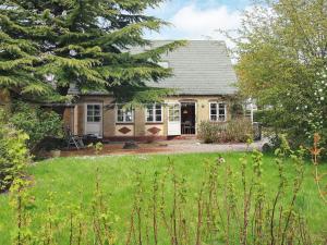 ein Haus mit einem Hof davor in der Unterkunft Holiday home Ærøskøbing XI in Ærøskøbing