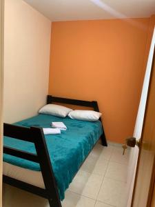 1 dormitorio con 1 cama con 2 toallas en Hermoso Alojamiento, en Choachí
