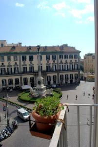 einen Balkon mit Blick auf ein Gebäude in der Unterkunft Relais Piazza dei Martiri in Neapel