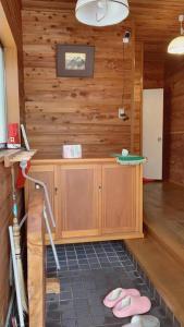 草津町にある一番館※温泉街に近く、心が落ち着く別荘地同樺順荘の木製の壁の客室で、カウンターとピンクのトイレが備わります。