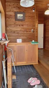 a room with a wooden wall with a counter and pink toilets at 一番館※温泉街に近く、心が落ち着く別荘地同樺順荘 in Kusatsu