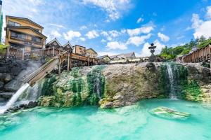 a waterfall at a resort with a waterfall at 一番館※温泉街に近く、心が落ち着く別荘地同樺順荘 in Kusatsu