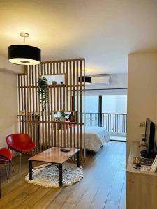 1 dormitorio con 1 cama y 1 mesa en una habitación en Estudio en Palermo con balcon y edificio con amenities en Buenos Aires