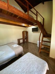 1 dormitorio con 2 literas y escalera en RECANTO NA MATA, en Morretes