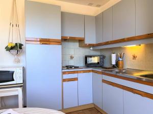 A kitchen or kitchenette at Appartement Le Lavandou, 1 pièce, 4 personnes - FR-1-251-409