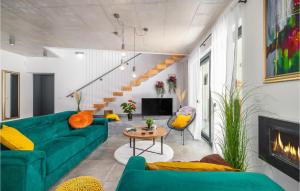 sala de estar con sofá verde y chimenea en Awesome Home In Sivati With Jacuzzi, en Šivati