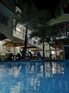 A piscina localizada em Apartamentos Isla Tropical ou nos arredores