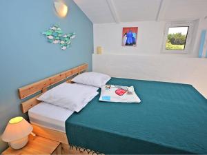 ein Schlafzimmer mit einem Bett mit zwei Kissen darauf in der Unterkunft Maison Saint-Georges-d'Oléron, 4 pièces, 6 personnes - FR-1-246A-114 in Saint-Georges-dʼOléron