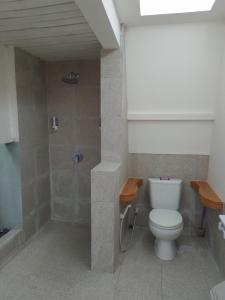 La salle de bains est pourvue d'une douche et de toilettes. dans l'établissement Coral Beach 2 Bungalow, à Gili Trawangan