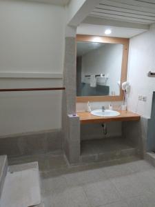 y baño con lavabo y espejo. en Coral Beach 2 Bungalow en Gili Trawangan