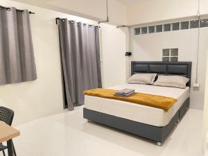 Un pat sau paturi într-o cameră la 808 Bangkok