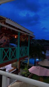 una vista dal balcone di un resort di notte di Apartamentos Isla Tropical a San Andrés