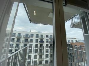 una finestra con vista su un grande edificio di Wileńska Home apartment 1 a Varsavia