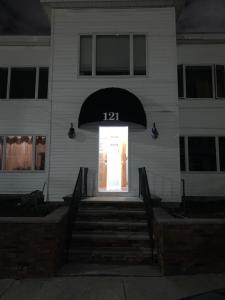 uma casa branca com uma porta com o número nela em Chelsea Condo’s em Chelsea