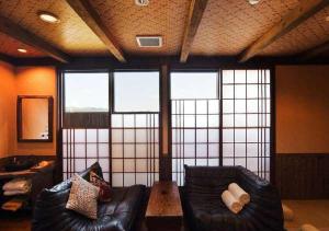 Miyaji的住宿－Tsuruya / Vacation STAY 59065，客厅配有真皮沙发和桌子