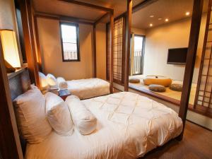 een slaapkamer met 2 bedden en spiegels. bij Tsuruya / Vacation STAY 59061 in Miyaji
