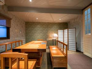 een eetkamer met een houten tafel en stoelen bij Tsuruya / Vacation STAY 59061 in Miyaji