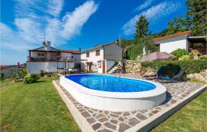 uma piscina num quintal com uma casa em Amazing Apartment In Icici With Kitchen em Ičići