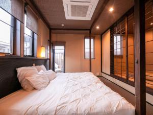 a large bed in a room with windows at Tsuruya / Vacation STAY 59052 in Miyaji