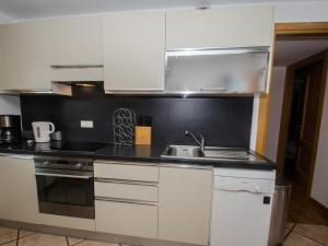 Kuchyňa alebo kuchynka v ubytovaní Charmant duplex au cœur de Chamonix avec terrasse, wifi et parking - FR-1-343-183
