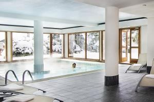 Bazén v ubytování Hotel Alpen Roc nebo v jeho okolí
