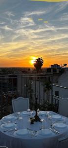 un tavolo su un balcone con il tramonto sullo sfondo di DAR ALKATIB MEKNES a Meknès