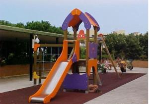 プラヤ・デアロにあるMini-apartament cèntric a Platja d'Aroの公園内の滑り台のある遊び場