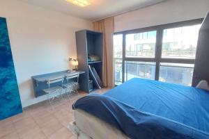 プラヤ・デアロにあるMini-apartament cèntric a Platja d'Aroのベッドと机と窓のある寝室 +18枚の写真