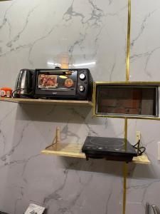 un horno tostador sentado en un estante junto a un microondas en HO GIA AN Home - Căn hộ ngay Trung Tâm, en Can Tho