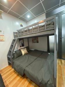 1 dormitorio con 1 litera en una habitación en HO GIA AN Home - Căn hộ ngay Trung Tâm, en Can Tho