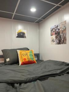 カントーにあるHO GIA AN Home - Căn hộ ngay Trung Tâmのベッドルーム1室(カラフルな枕付きのベッド1台付)