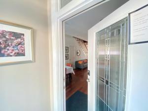 uma porta que dá acesso a uma sala de estar com um corredor em Classy Victorian Brownstone Subway Shopping em Washington