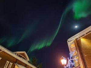 an image of the northern lights in the sky at Levillenet Levi centre chalets in Levi