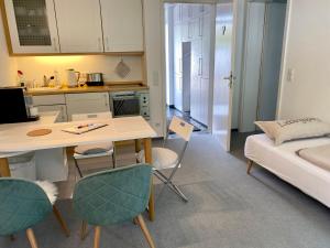 a kitchen and living room with a table and chairs at Carpe diem in Balingen