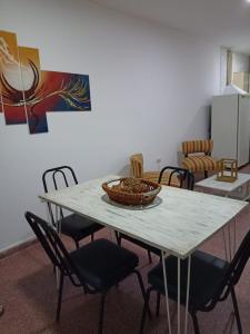 una mesa con sillas y una cesta encima en Sarratea 1427, en Santiago del Estero